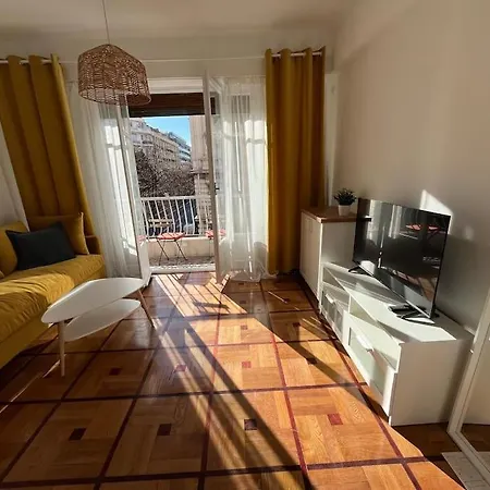 Sunny Gambetta With 3 Air Conditionings ניס