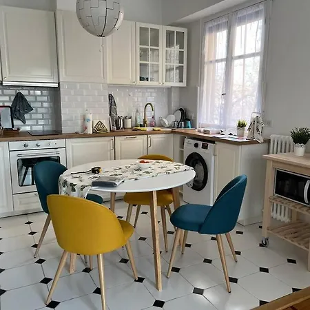 Sunny Gambetta With 3 Air Conditionings ניס